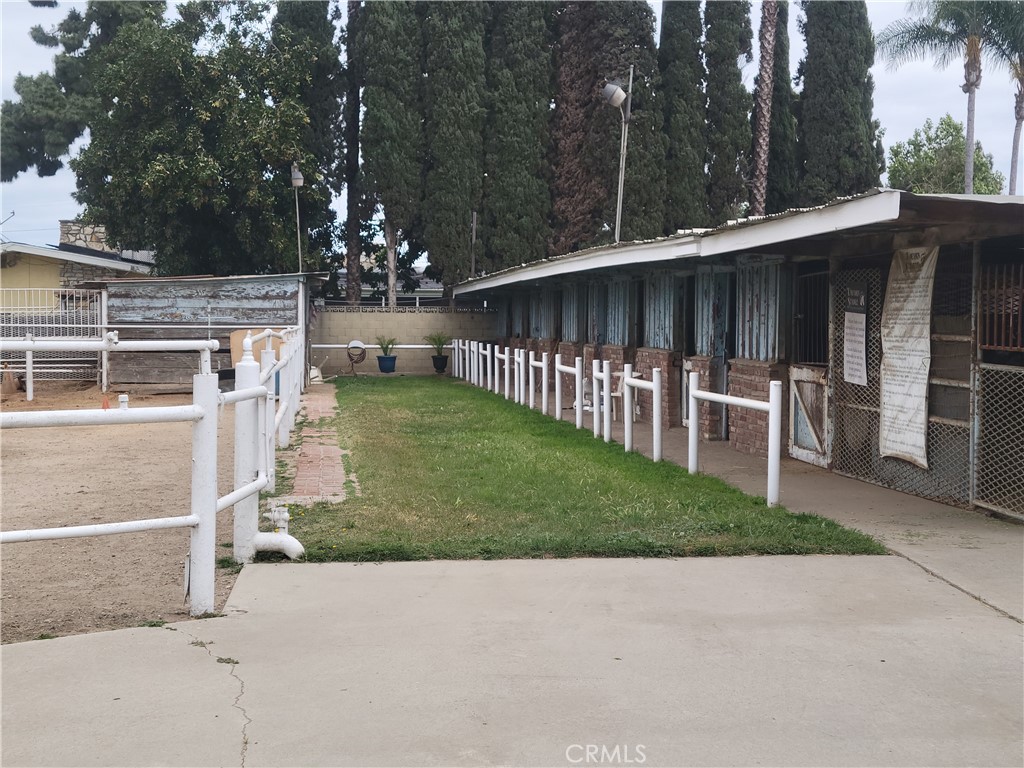 https://media.crmls.org/medias/d024e0dd-ad52-4b45-95a6-1eef343dafca.jpg?preset=X-Large
