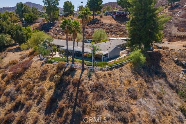 22831 Skylink Drive, Canyon Lake CA: https://media.crmls.org/medias/d026d9a2-0a2b-4a90-8c0b-09a856805535.jpg