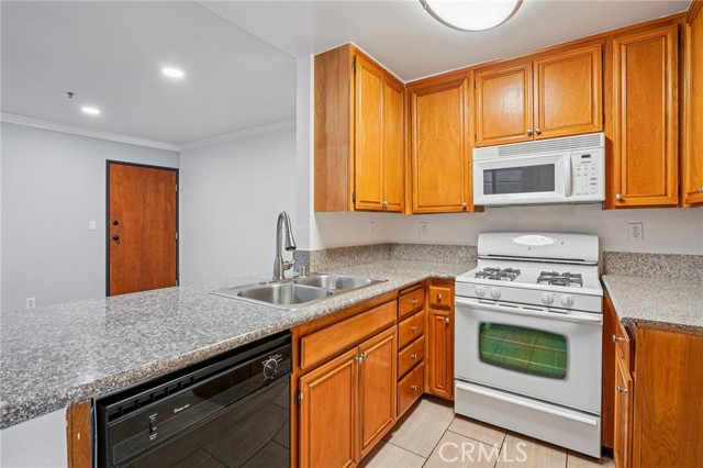 Detail Gallery Image 12 of 27 For 11162 Camarillo St #206,  –,  CA 91602 - 2 Beds | 2 Baths
