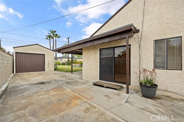 view of driveway to one car garage