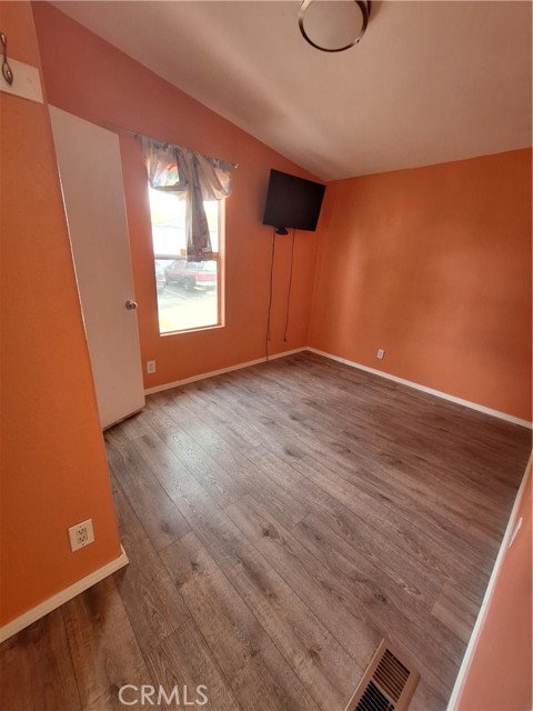 350 E San Jacinto Avenue, Perris CA: https://media.crmls.org/medias/d028dec5-530d-4f7f-906f-cb02b7ef6aaa.jpg