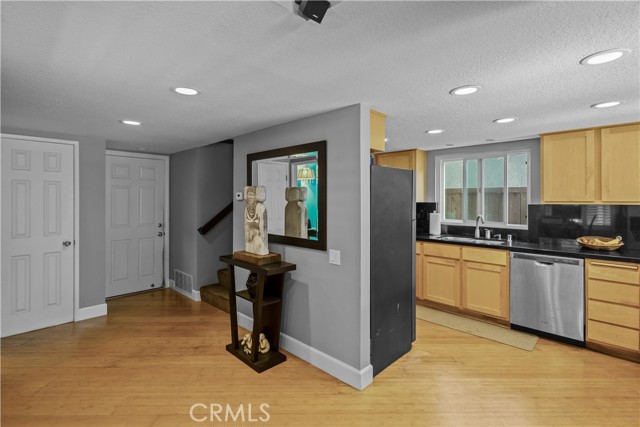 Detail Gallery Image 7 of 43 For 706 Oceanhill, Huntington Beach,  CA 92648 - 3 Beds | 2/1 Baths