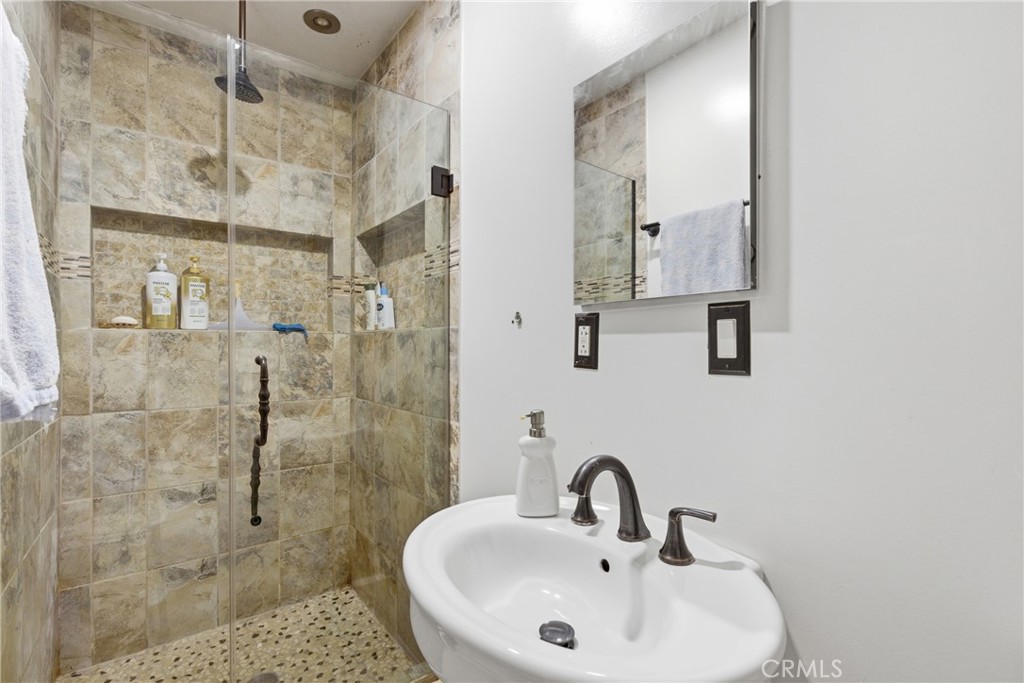 https://media.crmls.org/medias/d02fd107-1291-49c4-9989-46d1faf08aee.jpg?preset=X-Large