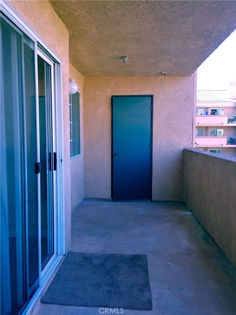 https://media.crmls.org/medias/d0357b48-5028-4997-b833-996f1d0f372c.jpg?preset=X-Large