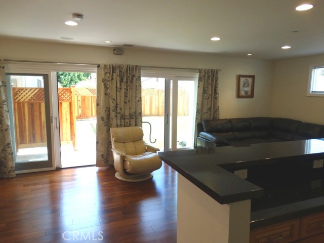 Detail Gallery Image 6 of 11 For 2504 23rd St #B,  Santa Monica,  CA 90405 - 2 Beds | 2 Baths