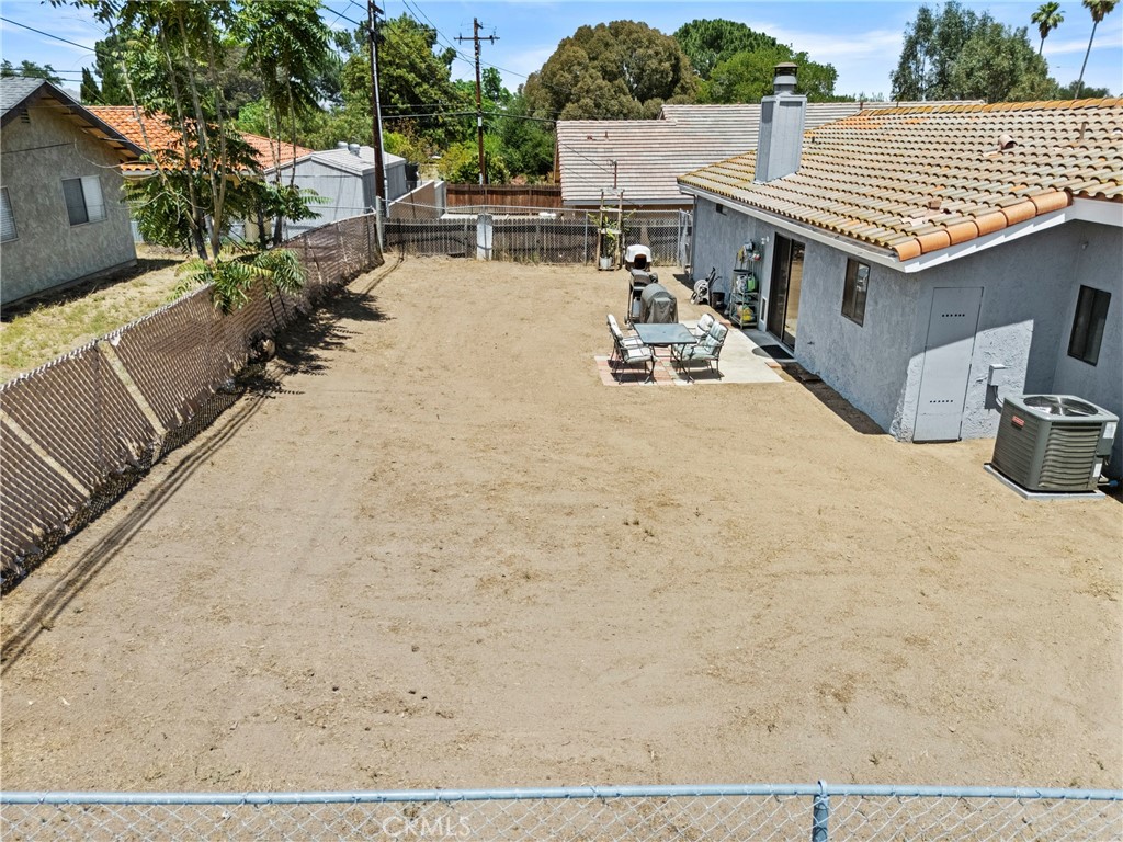 https://media.crmls.org/medias/d036b4f5-3eda-467d-a206-346d87b6e4e6.jpg?preset=X-Large
