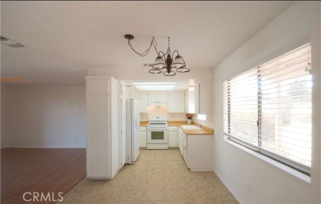 16654 Sholic St, Victorville CA: https://media.crmls.org/medias/d03edce9-23f3-42d9-8809-7125d2c0f8ee.jpg
