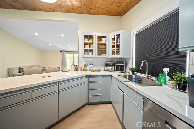 Detail Gallery Image 6 of 17 For 27416 Dewdrop Ave, Canyon Country,  CA 91351 - 4 Beds | 2 Baths