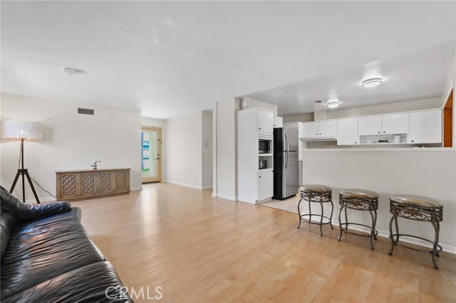 20071 Moontide Circle, Huntington Beach CA: https://media.crmls.org/medias/d04232f2-a11c-4b2d-9a22-9cbcb8a3ba34.jpg