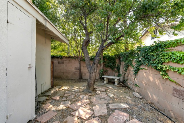 23101 Lanark Street, 2 photo 10