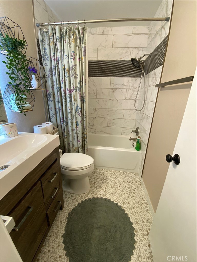 https://media.crmls.org/medias/d045aa6b-3ebd-4823-9ab6-a8dbd0adf6bf.jpg?preset=X-Large