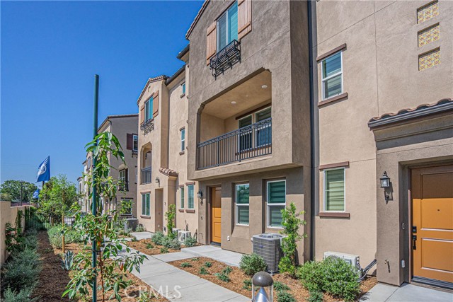 Detail Gallery Image 2 of 48 For 2317 W Broadway #6,  Anaheim,  CA 92804 - 4 Beds | 3/1 Baths