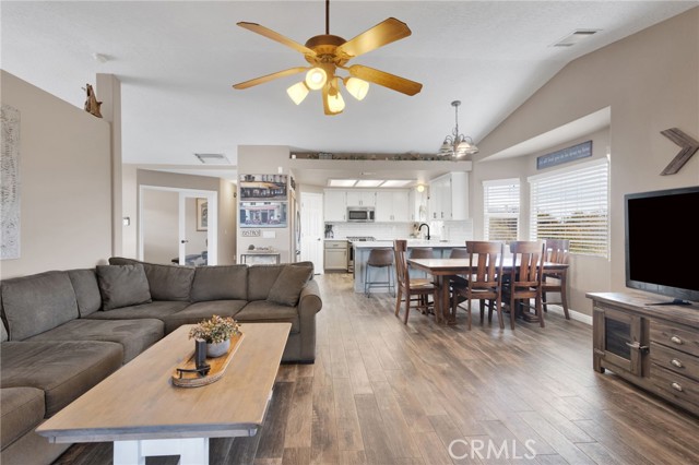 Detail Gallery Image 12 of 69 For 6297 Coleridge, Oak Hills,  CA 92344 - 7 Beds | 4 Baths