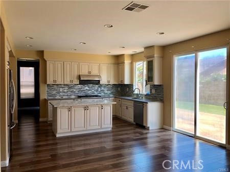 Detail Gallery Image 2 of 9 For 14275 English Setter, Corona,  CA 92880 - 5 Beds | 3 Baths