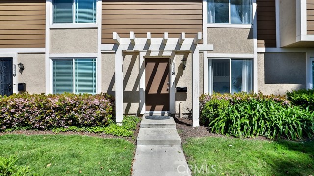 Detail Gallery Image 2 of 48 For 3041 S Sycamore St #C,  Santa Ana,  CA 92707 - 3 Beds | 1/1 Baths