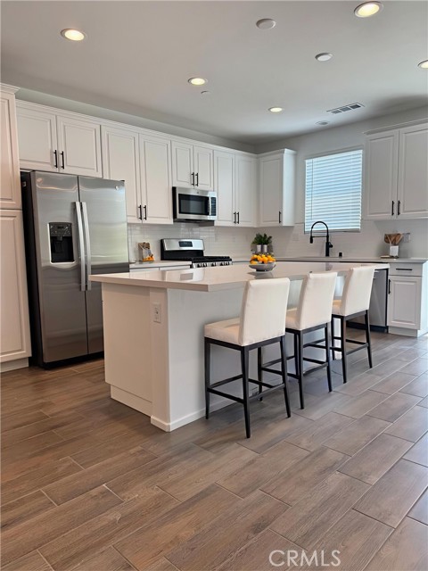 Detail Gallery Image 2 of 39 For 401 Mistyblue Ct, Hemet,  CA 92543 - 4 Beds | 3 Baths