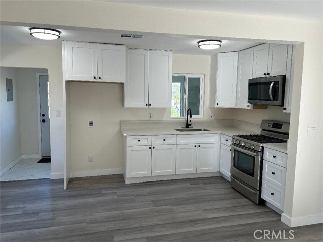 Detail Gallery Image 5 of 17 For 3475 Skylane, Jurupa Valley,  CA 92509 - 3 Beds | 2 Baths