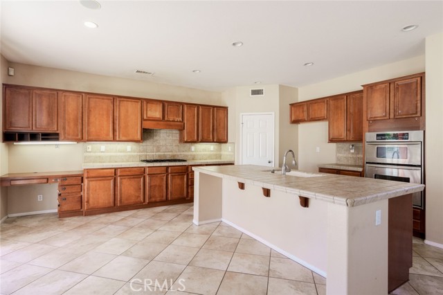 Detail Gallery Image 9 of 43 For 3297 Quartz Cir, Corona,  CA 92882 - 5 Beds | 3/1 Baths