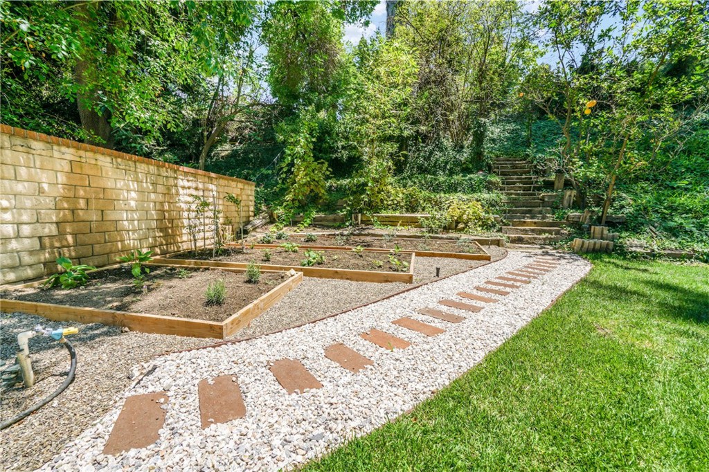 https://media.crmls.org/medias/d0504310-d0d8-48fd-8124-9c27e1f54df0.jpg?preset=X-Large