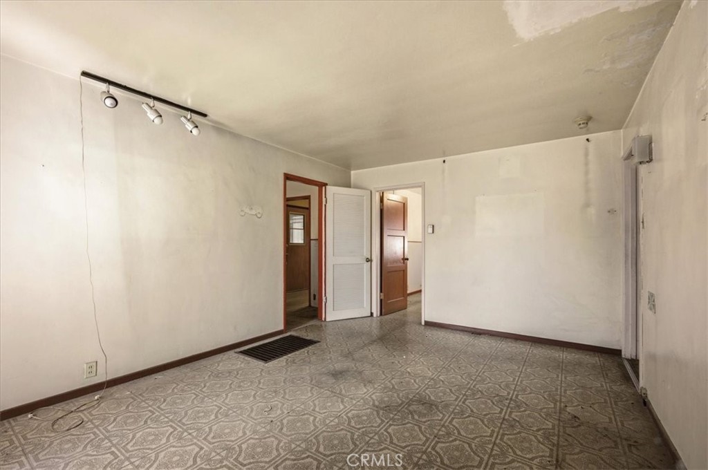 https://media.crmls.org/medias/d05105b9-bbd7-4000-a4f2-874bbf6959d5.jpg?preset=X-Large