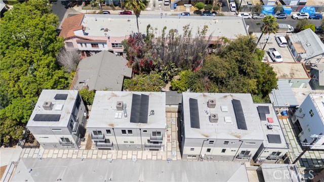 1032 N Oxford Avenue, Los Angeles CA: https://media.crmls.org/medias/d0513507-e7f7-492e-8f9b-4d93b7168c0c.jpg