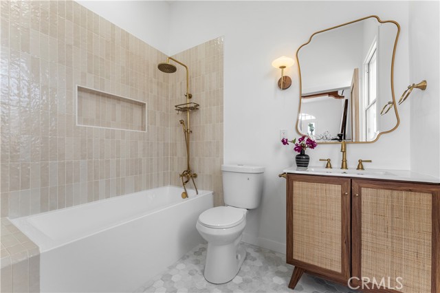 Detail Gallery Image 7 of 22 For 5419 Keniston Ave, Los Angeles,  CA 90043 - 3 Beds | 2/1 Baths