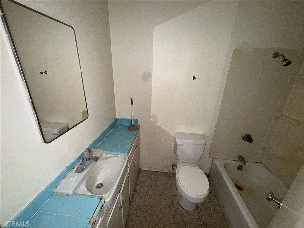 https://media.crmls.org/medias/d0524485-989e-4065-afac-52d69defbcbe.jpg?preset=X-Large