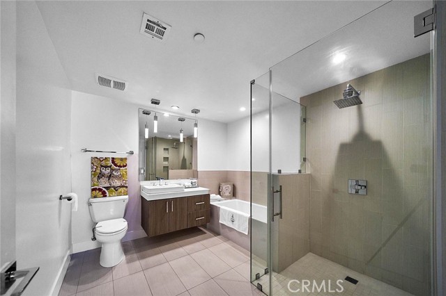 Detail Gallery Image 13 of 23 For 3715 San Marino St #104,  Los Angeles,  CA 90019 - 3 Beds | 2/1 Baths