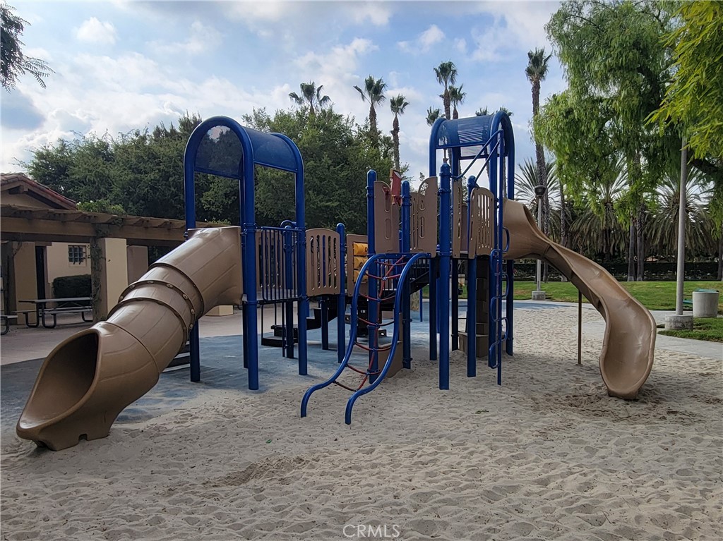 https://media.crmls.org/medias/d052cb22-be72-43b3-b395-1d57c4288154.jpg?preset=X-Large