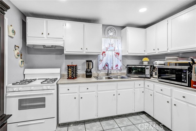 Detail Gallery Image 10 of 28 For 7848 Elm St, Highland,  CA 92410 - 6 Beds | 3 Baths