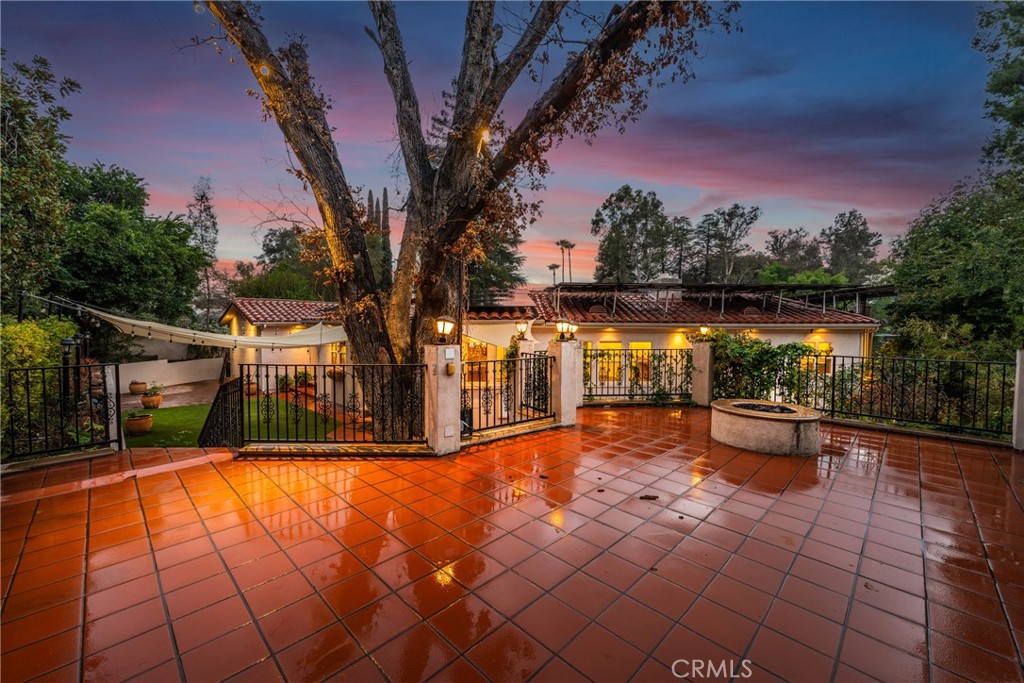 https://media.crmls.org/medias/d05893bc-745c-4f2a-86ee-27db5530731e.jpg?preset=X-Large