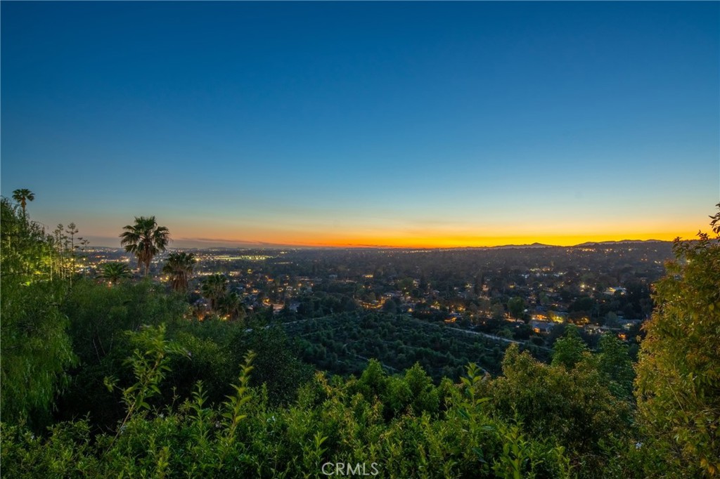 https://media.crmls.org/medias/d058a900-96c0-43d9-bf80-5371c92798e0.jpg?preset=X-Large