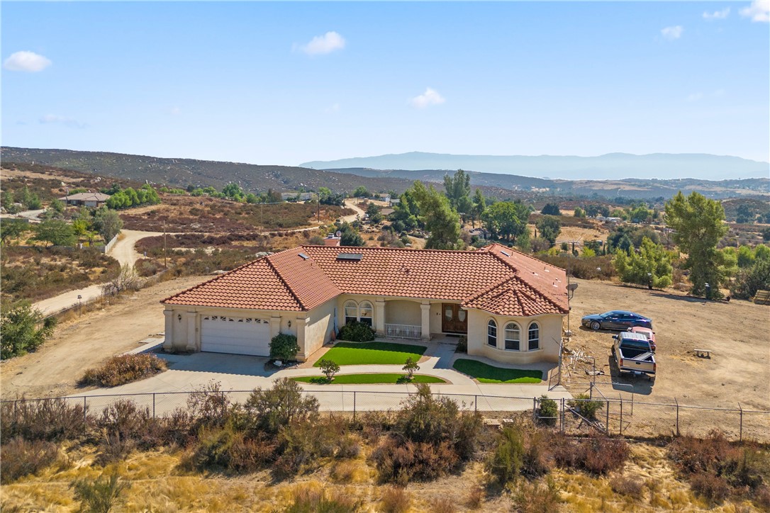 Detail Gallery Image 2 of 19 For 35725 Chenopod Dr, Hemet,  CA 92544 - 4 Beds | 3 Baths