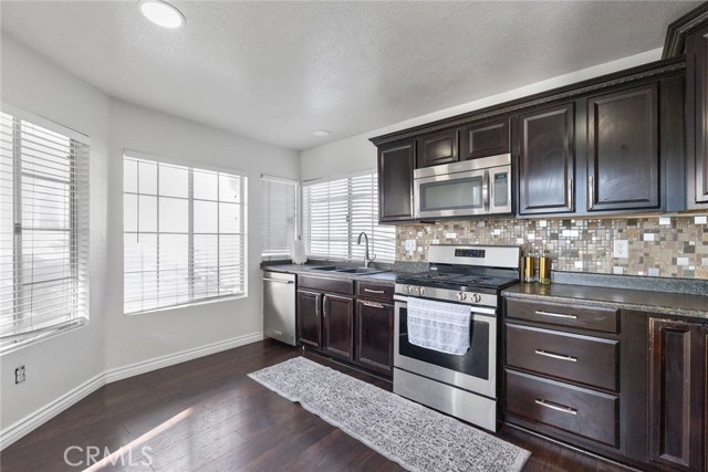 Detail Gallery Image 10 of 33 For 29355 Clear View Ln, Highland,  CA 92346 - 3 Beds | 2/1 Baths