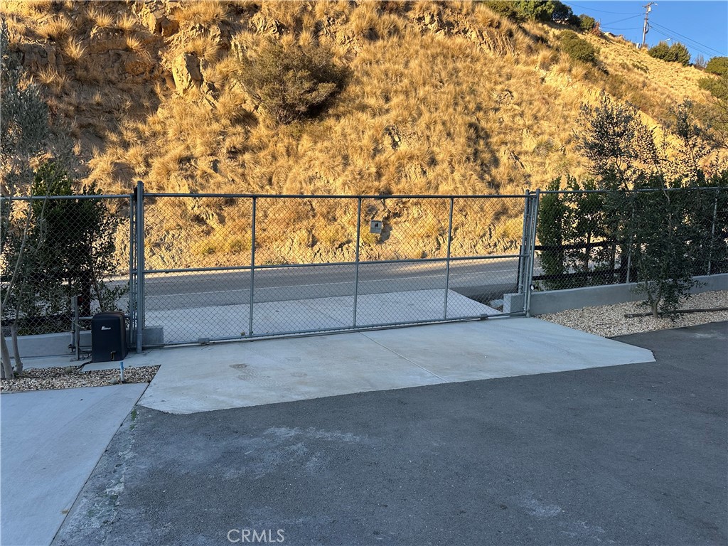 https://media.crmls.org/medias/d05c01c0-5767-46fc-a4a3-80bde3bd5f35.jpg?preset=X-Large