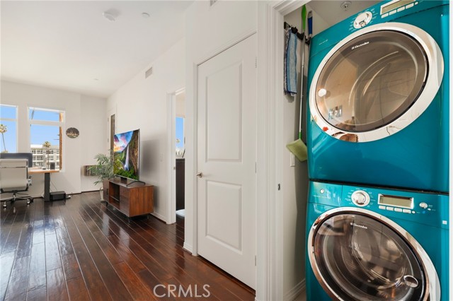 4050 Glencoe Avenue, Marina del Rey CA: https://media.crmls.org/medias/d05d2e81-18db-45f3-a962-ab66c3e1b8cc.jpg