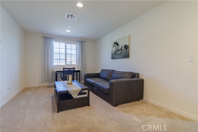 Detail Gallery Image 12 of 27 For 15755 Parry Peak Dr, Fontana,  CA 92336 - 6 Beds | 3/1 Baths