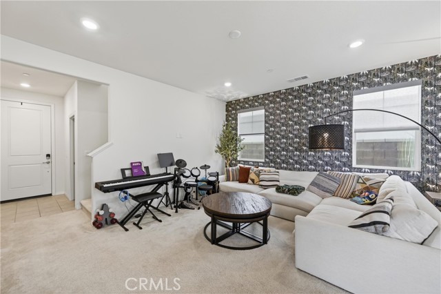 16765 Stags Leap Lane, Fontana CA: https://media.crmls.org/medias/d05ffece-62ab-4a9e-ae02-4e786f2696c7.jpg