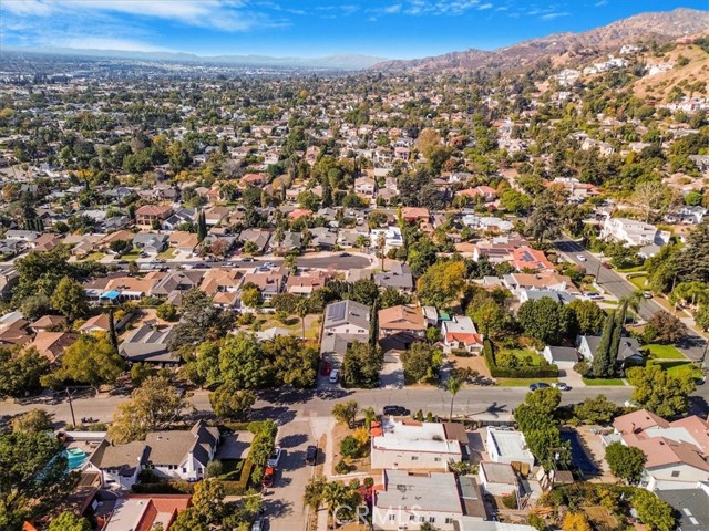 Detail Gallery Image 2 of 74 For 1531 E Alameda Ave, Burbank,  CA 91501 - 3 Beds | 3 Baths