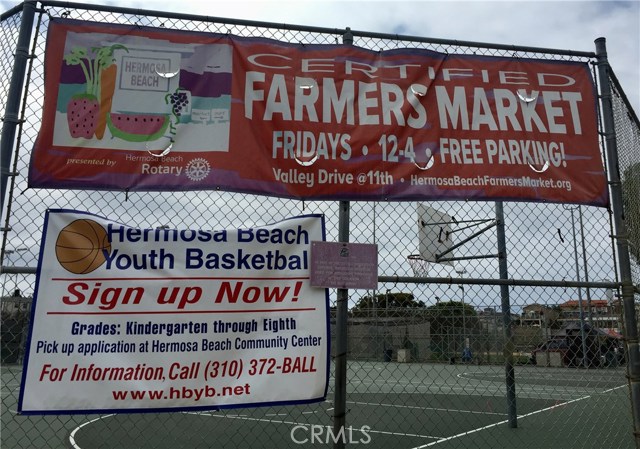 Walk to Hermosa’s Farmers Market, basketball, paddle tennis & lawn bowling.