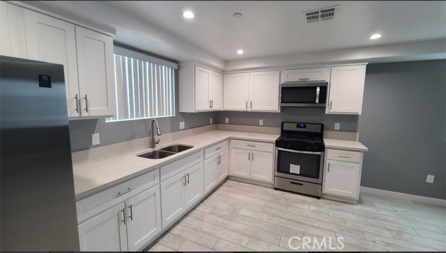 Detail Gallery Image 9 of 23 For 839 E 32nd, Los Angeles,  CA 90011 - 5 Beds | 4 Baths