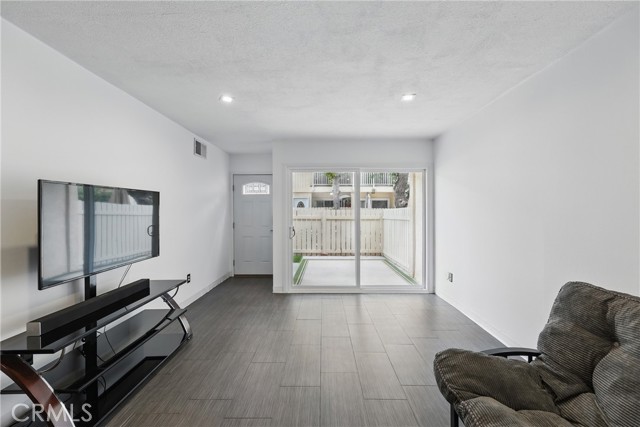 Detail Gallery Image 5 of 47 For 8121 Canby Ave #4,  Reseda,  CA 91335 - 3 Beds | 3 Baths
