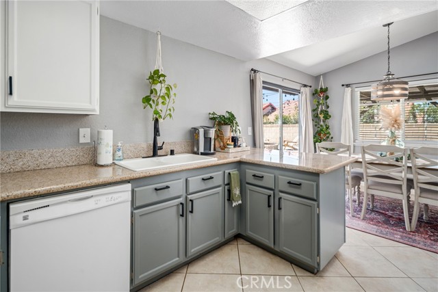 Detail Gallery Image 13 of 32 For 3023 E Avenue S2, Palmdale,  CA 93550 - 4 Beds | 2 Baths