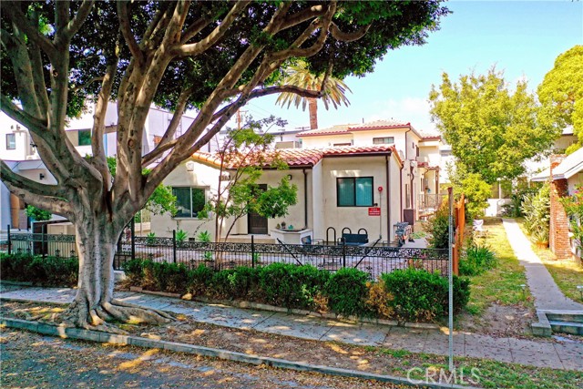 1423 Franklin Street Santa Monica, California This 4 unit property is compromised of a completely remodeled and rent-ready four-bed/three-bath front house and a 2019 construction triplex with 2, two-bed/two-bath units and 1, four-bed/three-bath + den unit. The triplex units are not subject to rent control.
Well-located on a tree-lined street within blocks of major employers such as Amazon Studios, St. John’s Medical Center, Red Bull’s North America HQ, Lion’s Gate, and others. The property’s location proximate to retail has earned it an impressive WalkScore of 88, and the location also offers convenient access to the 10 Freeway, Pacific Coast Highway, and the Metro Expo Line.
The units are separately metered for gas and electricity and boast upgraded interiors, in-unit laundry, central HVAC, and patios/balconies.
Additionally, $800,000 has been spent to provide the property with a very rare amenity for the area: subterranean parking. Six subterranean and two surface parking spaces are available.