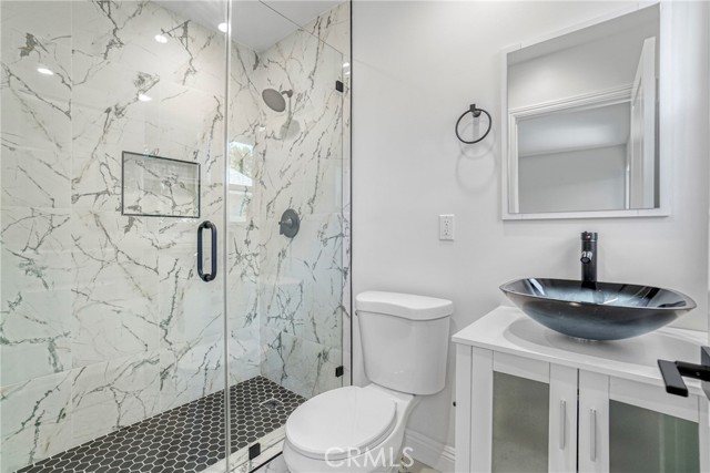 Detail Gallery Image 15 of 32 For 19120 Bessemer St, Tarzana,  CA 91335 - 4 Beds | 3 Baths