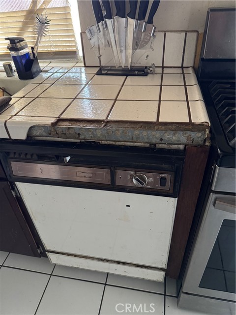 Detail Gallery Image 3 of 13 For 823 E Avenue J9, Lancaster,  CA 93535 - 4 Beds | 3 Baths