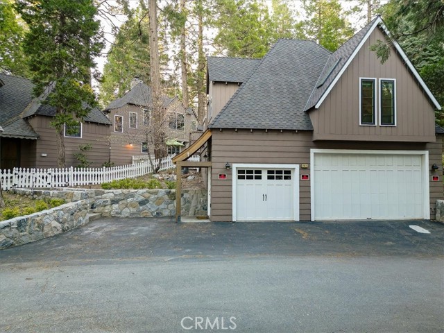 Detail Gallery Image 2 of 62 For 275 D Ln, Lake Arrowhead,  CA 92352 - 6 Beds | 6/1 Baths