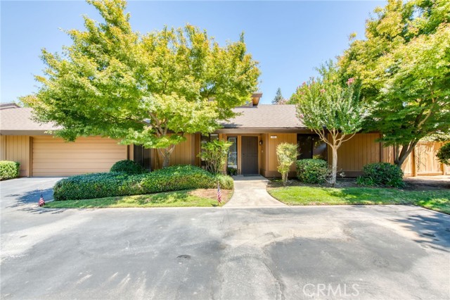 6300 N Palm Avenue, Fresno CA: https://media.crmls.org/medias/d073230c-bcfc-4c30-8b0a-36f2443d5c94.jpg