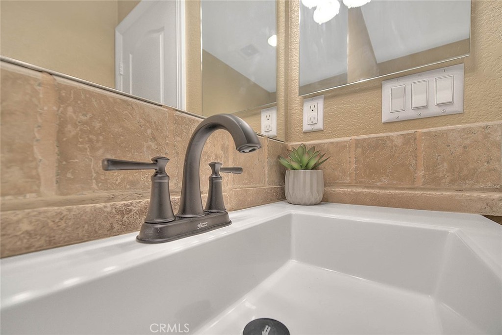https://media.crmls.org/medias/d0749183-f250-495b-8d27-546d679d0adf.jpg?preset=X-Large