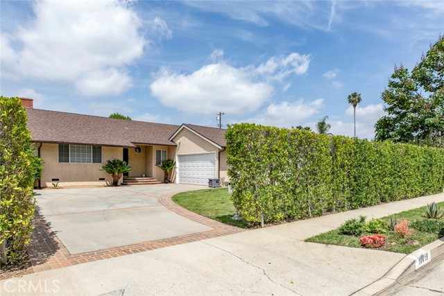 10019 Norwich Avenue, Mission Hills (San Fernando) CA: https://media.crmls.org/medias/d07b8aa3-18a1-4f34-9d54-c3bc4055a66a.jpg